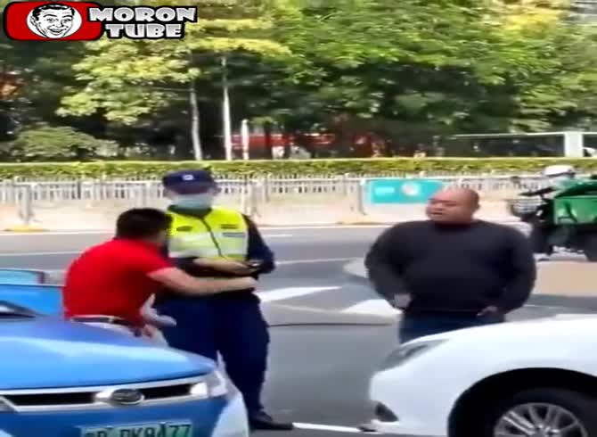 Video :During a street fight, he does a Kung fu demonstration